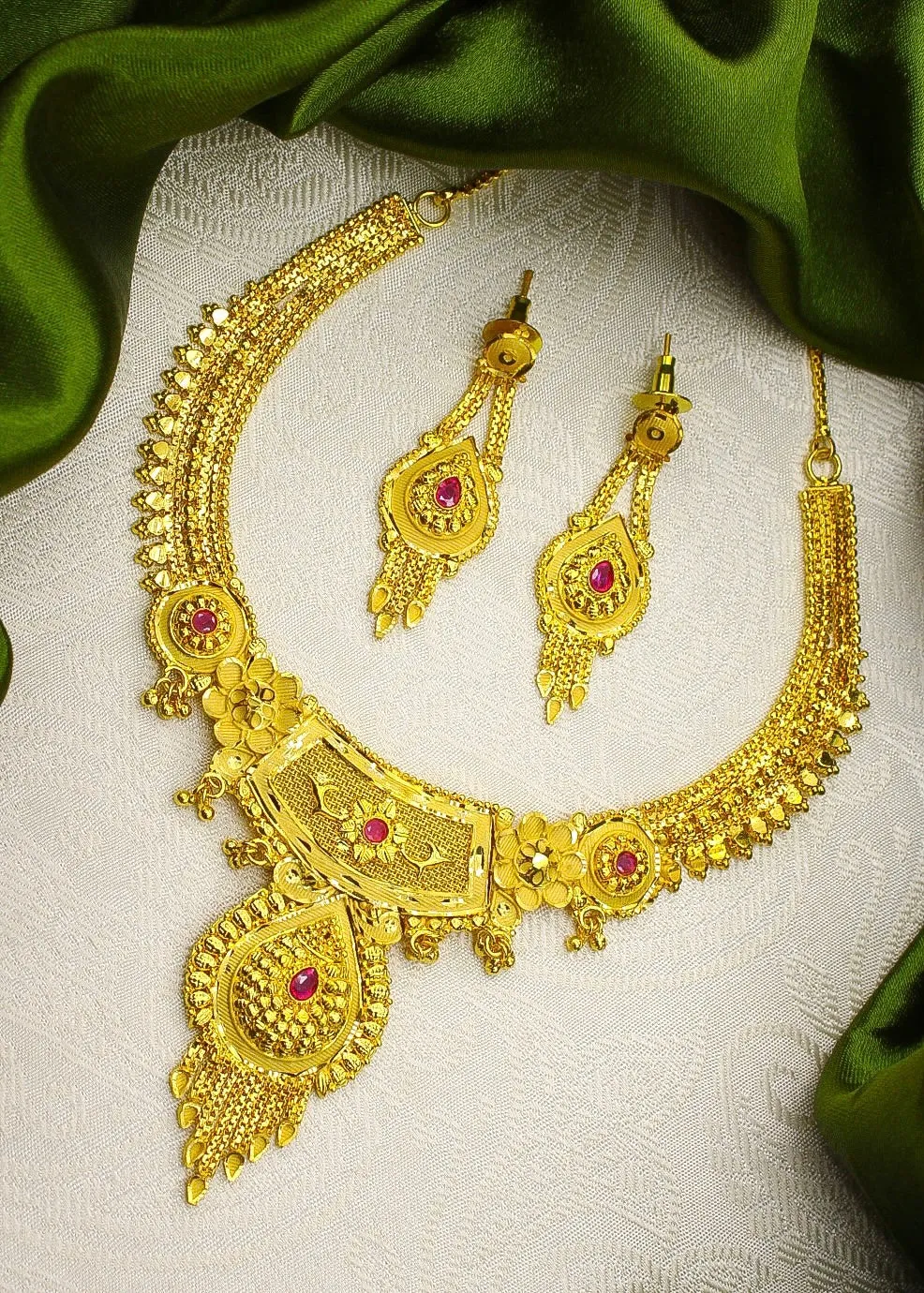 MODISH GOLD PLATED NECKLACE