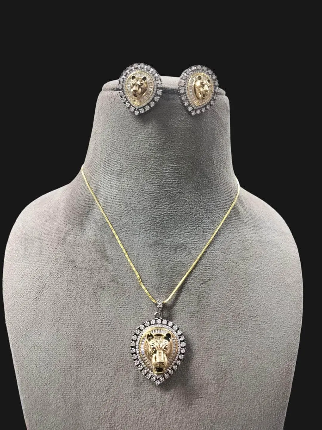 Stunnung Lion Motif Necklace Set